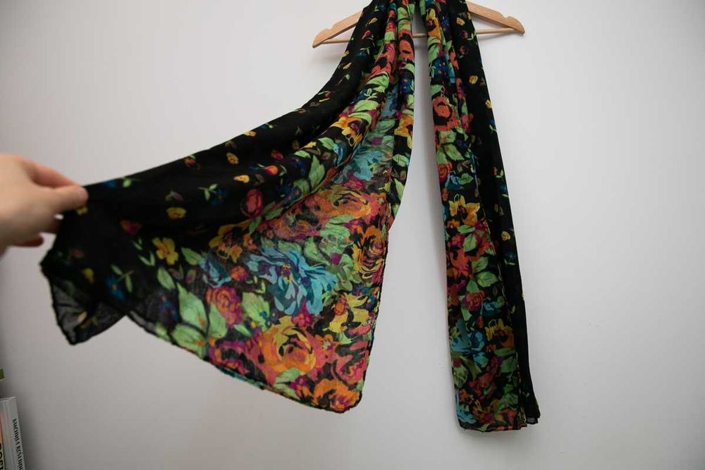 Chusta pareo apaszka czarna w kwiaty na lato zwiewna