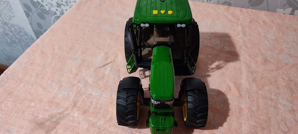 Игрушка трактор..