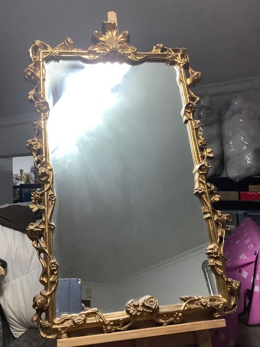 Espelho com frame trabalhado em gold