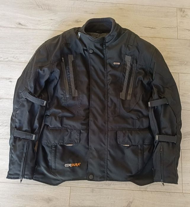 Kurtka, spodnie, kask i rękawice