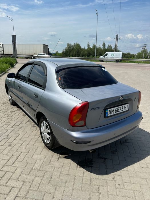 Sens 2011 року автомобіль