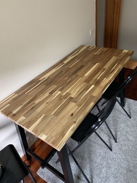 Mesa de jantar alta com 4 cadeiras