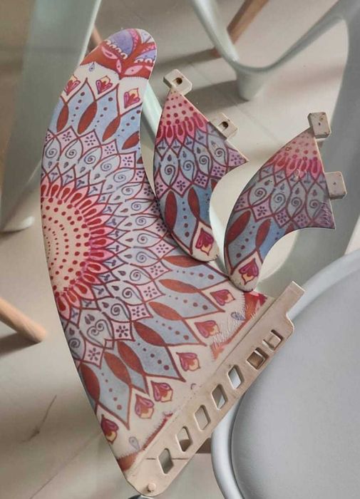 Prancha de surf longboard linda e pronta para ir para as ondas.