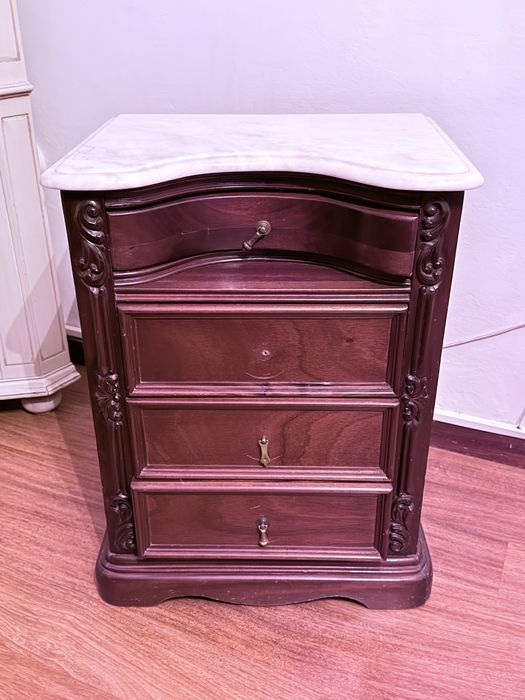 Comoda com mesinha cabeceira