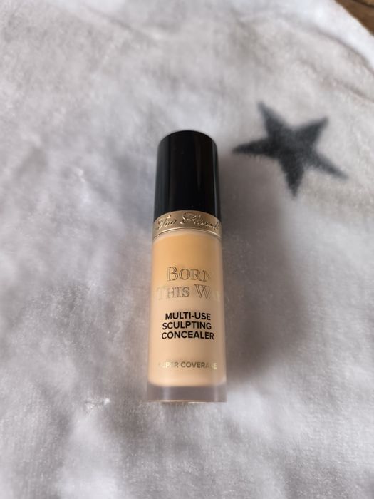 Korektor Too Faced Born This Way