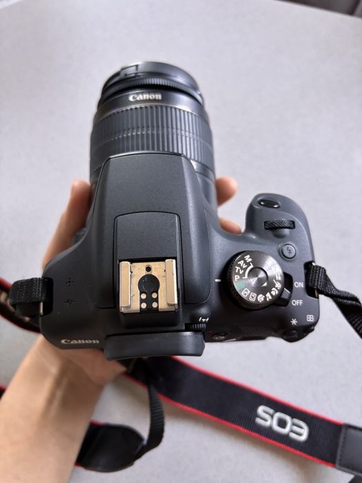 Canon  EOS 2000D