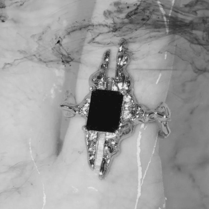 Anel Prateado Massivo com Pedra Preta – Design Estético e Moderno