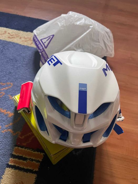 Kask rowerowy MET Manta White Blue logo
