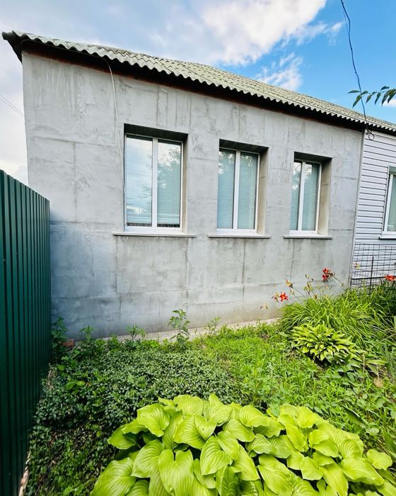 Продаж окремоі половинки будинку  з окремим заіздом .