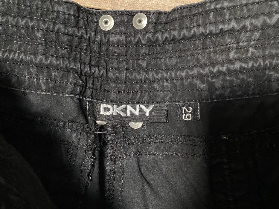 Czarne spodnie materiałowe DKNY