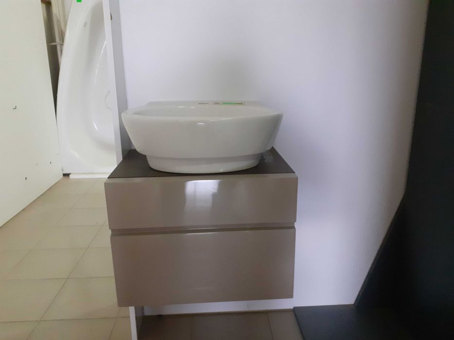 Szafka wisząca z umywalką na blatową  KOŁO