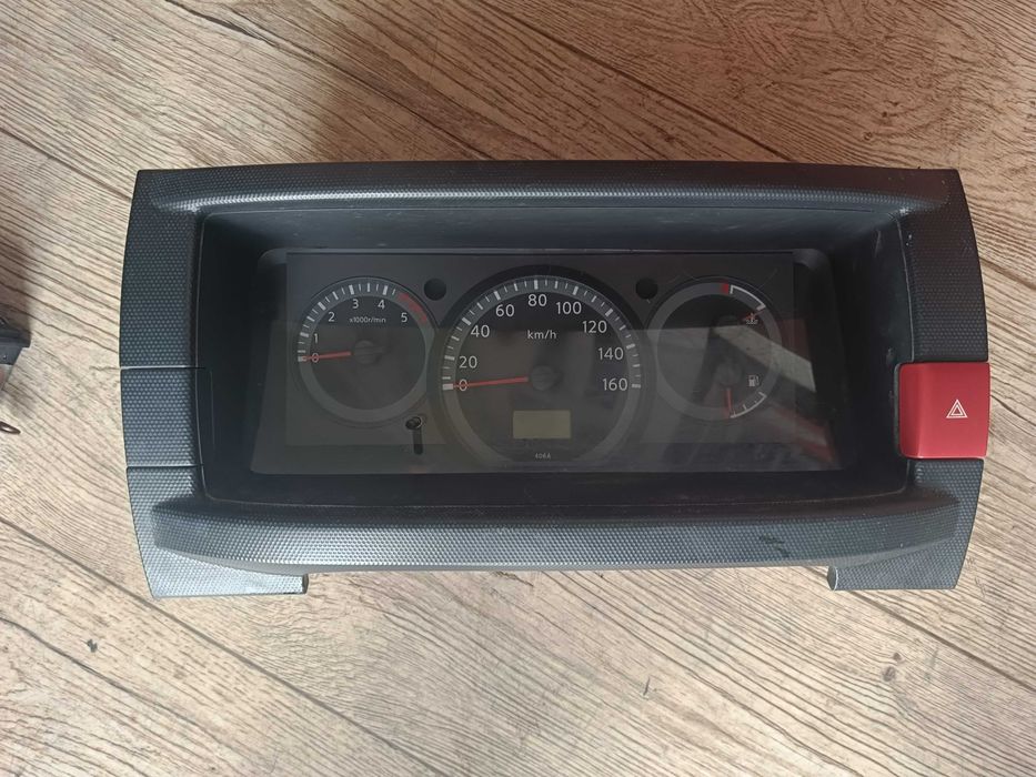 Ramka zegarów licznika Nissan CABSTAR 35.13 z 2008roku 2,5D 130KM