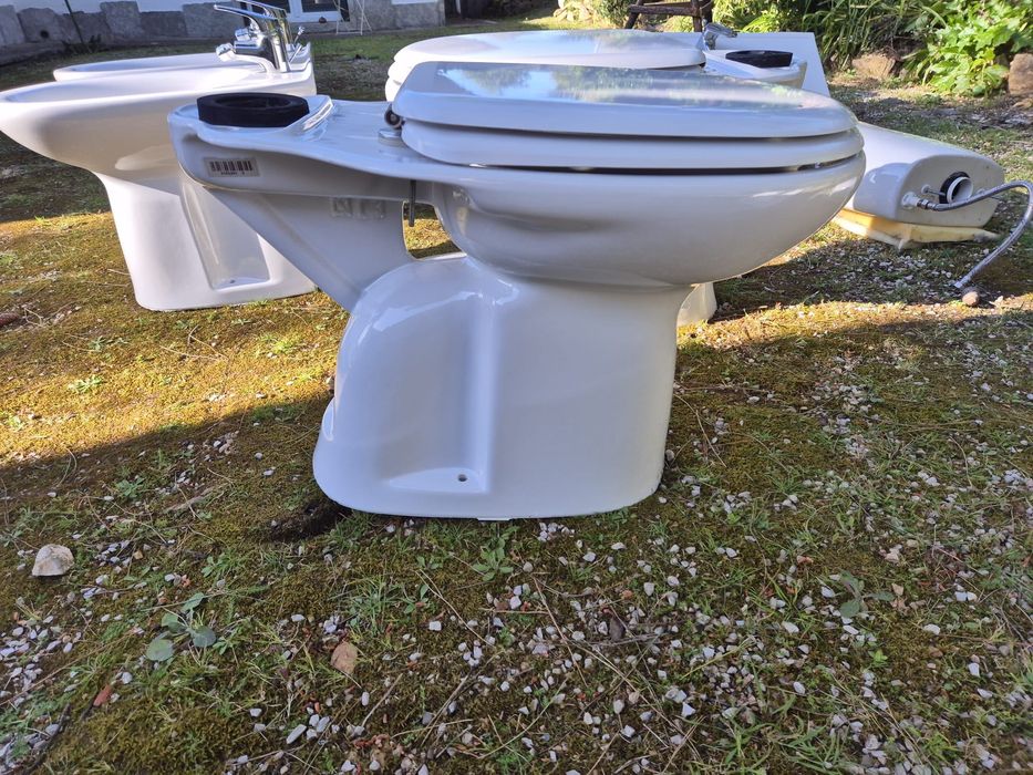 Conjunto de acessorios para casa de banho / Bathroom Fittings (bidet, sanita, lavatório)