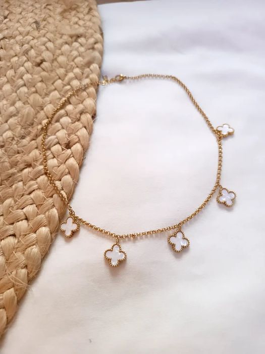 Colar Dourado com Flores Brancas