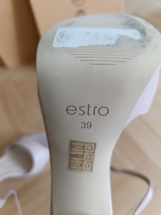 Жіночі босоніжки шкіряні на каблуку Estro Нові бежеві