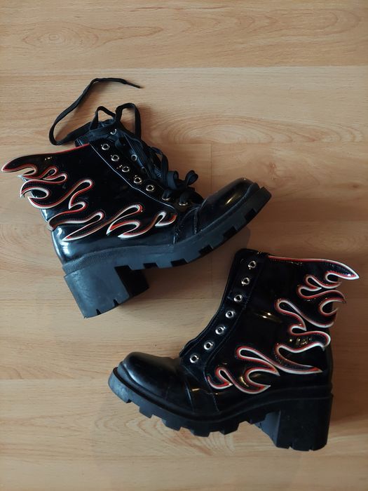 buty | półbuty | glany | płomienie | ognie | skrzydła | obcasy