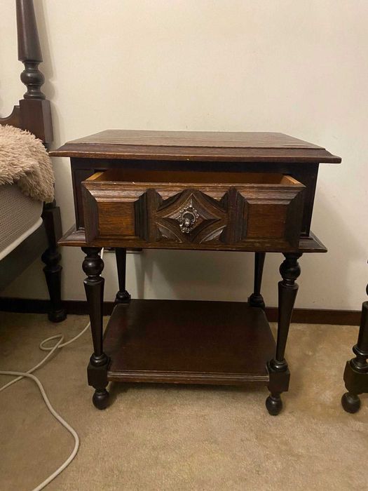 Mobília completa de quarto cama de casal, roupeiro, cómoda, e cadeiras