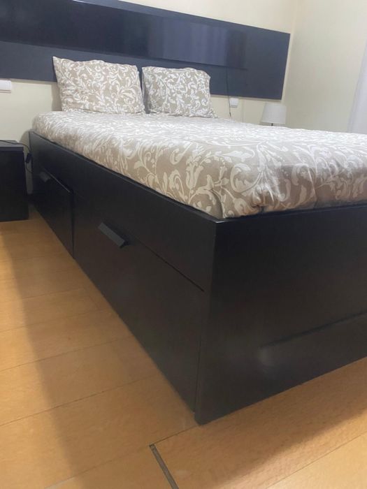Cama Ikea preta com colchao e 4 gavetas 140x200