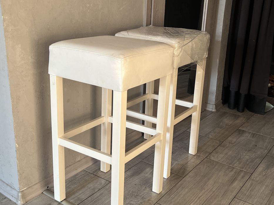 Dwa hokery wysokie stolki biale