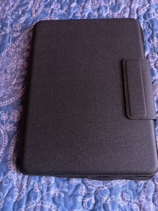 Capa ESR + Teclado Logitech Folio Touch (Teclado Alemão) para IPAD M2 11’ (Polegadas)