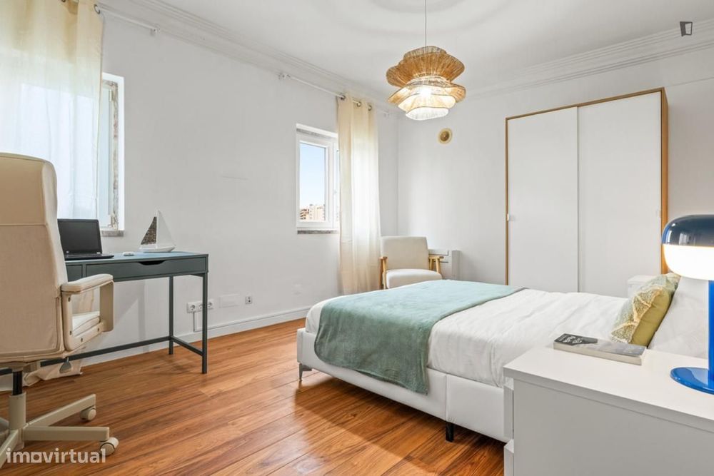 Quarto - localizado em Oeiras Lisbon