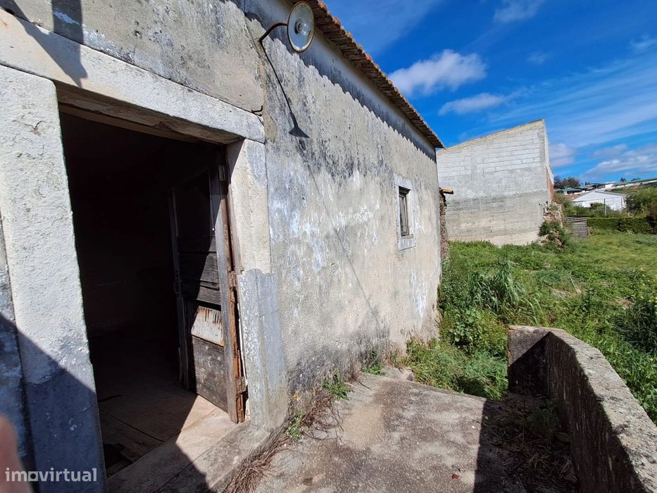 Moradia para remodelar em lote de terreno c/ 520m2