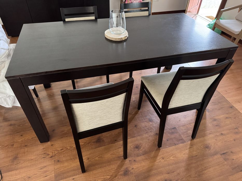 Cadeiras de sala e mesa