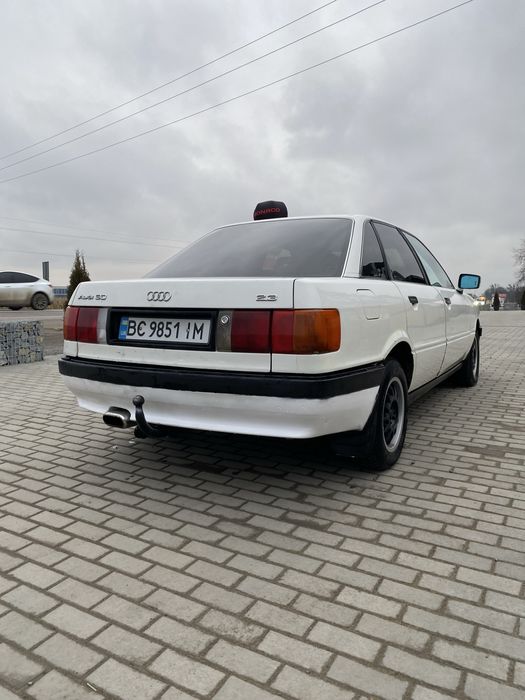 Ауді 90 на ходу.