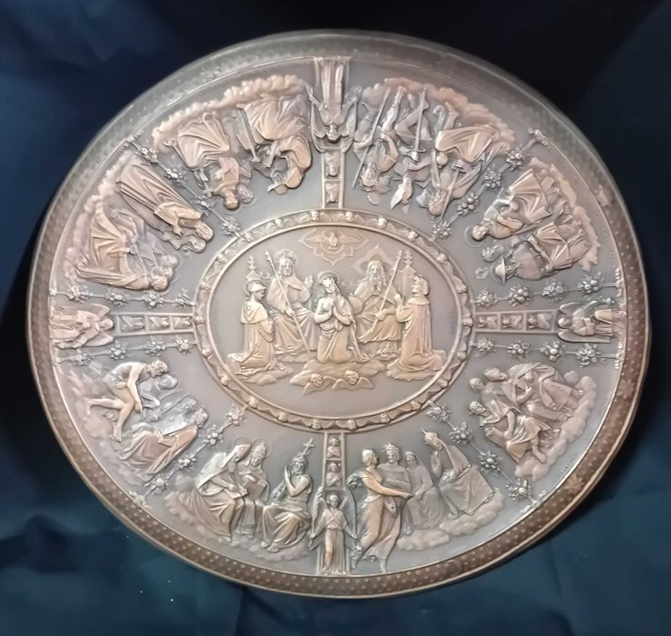 Medalhão em metal com decoração relevada, motivo religioso