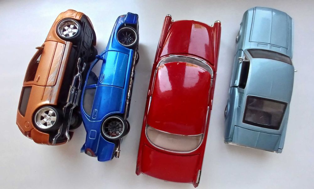 Колекційні моделі машинок 1:24 Maisto Welly