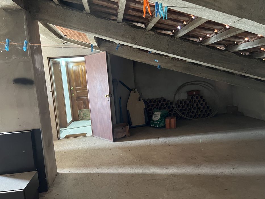Apartamento T4 com sótão e terraço oliveira do bairro