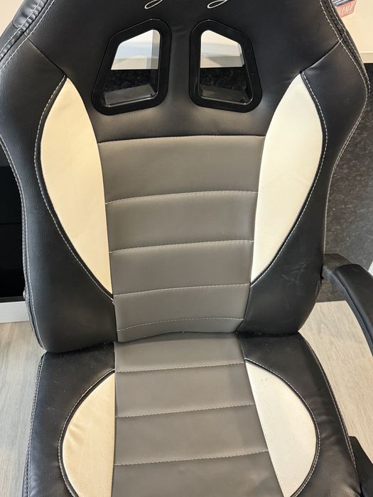 Vendo cadeira gamig e mesa todo como novo