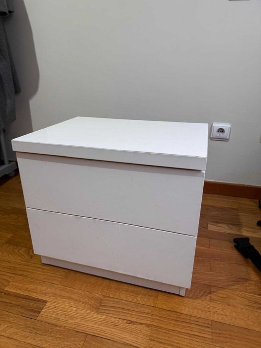 Mesinha de cabeceira MALM