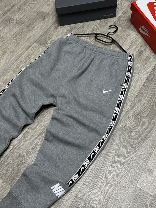 Штаны Nike на лампасах