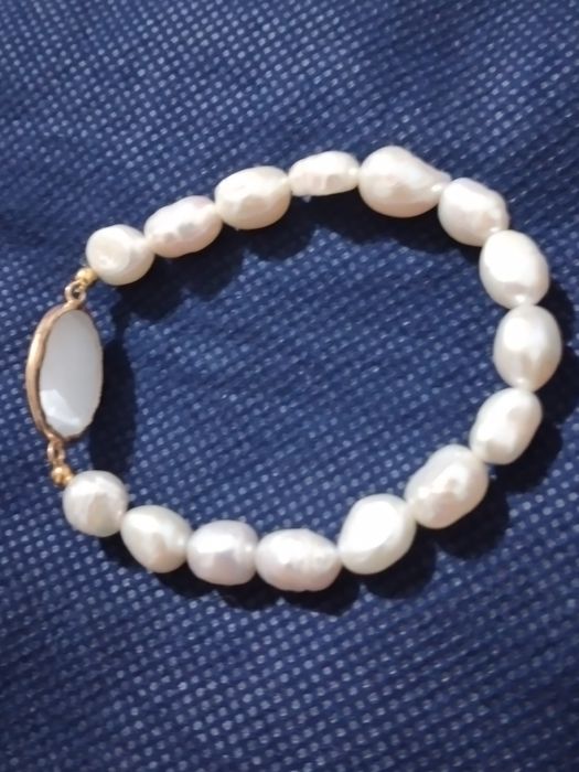 Pulseira com pérolas e prata dourada
