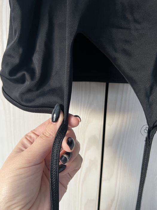 Czarny top kąpielowy góra od kostiumu z otworem na biuście Collusion