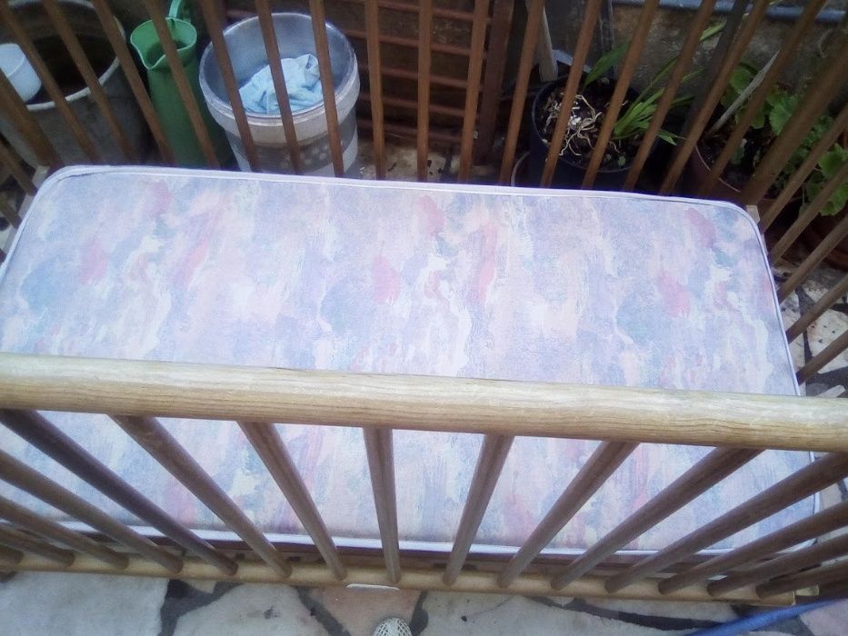 Cama de Bebé de Madeira e Colchão
