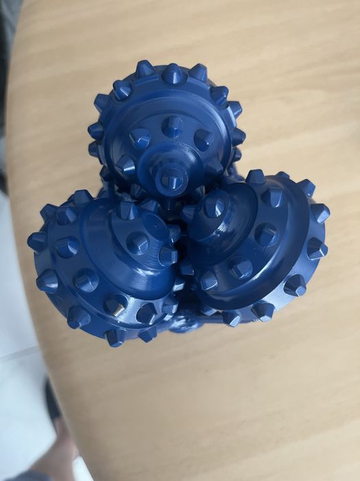 Долота трехшарошечные,долота шарошкові