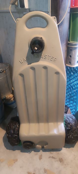 Wastemaster FLOE 38L – zbiornik na szarą wodę do przyczepy kempingowej