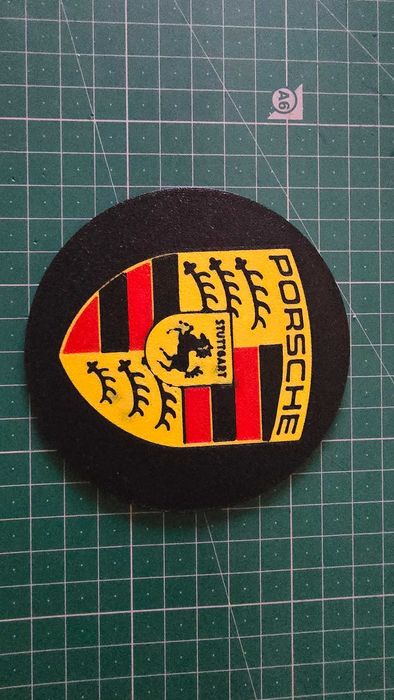 Emblema pousa copos