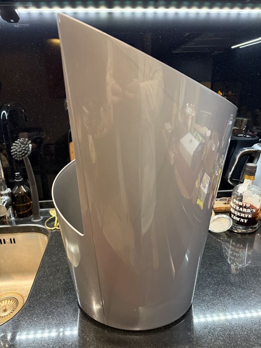 Balde versatil Design Arq Adalberto Dias Suporte Guarda Chuva