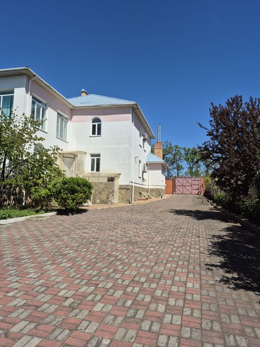 Сучасний будинок 200 м² у Сухому Лимані — простір, комфорт і тиша.