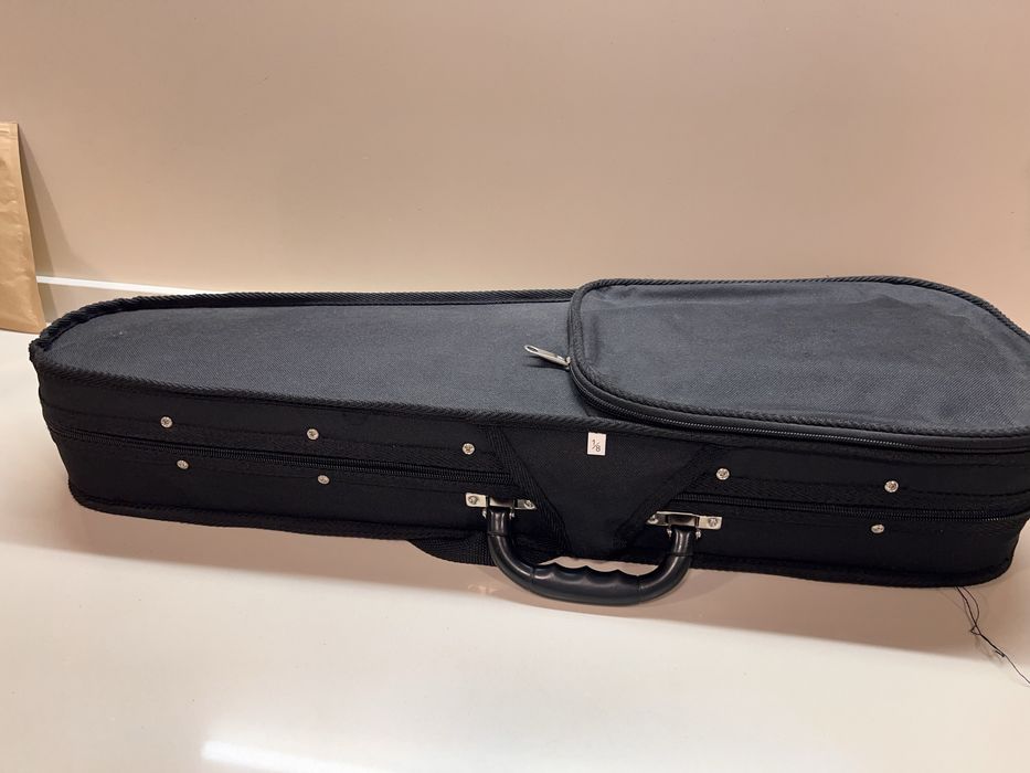 1/8 Violin with Case, Sr. Belinha64284814757633123