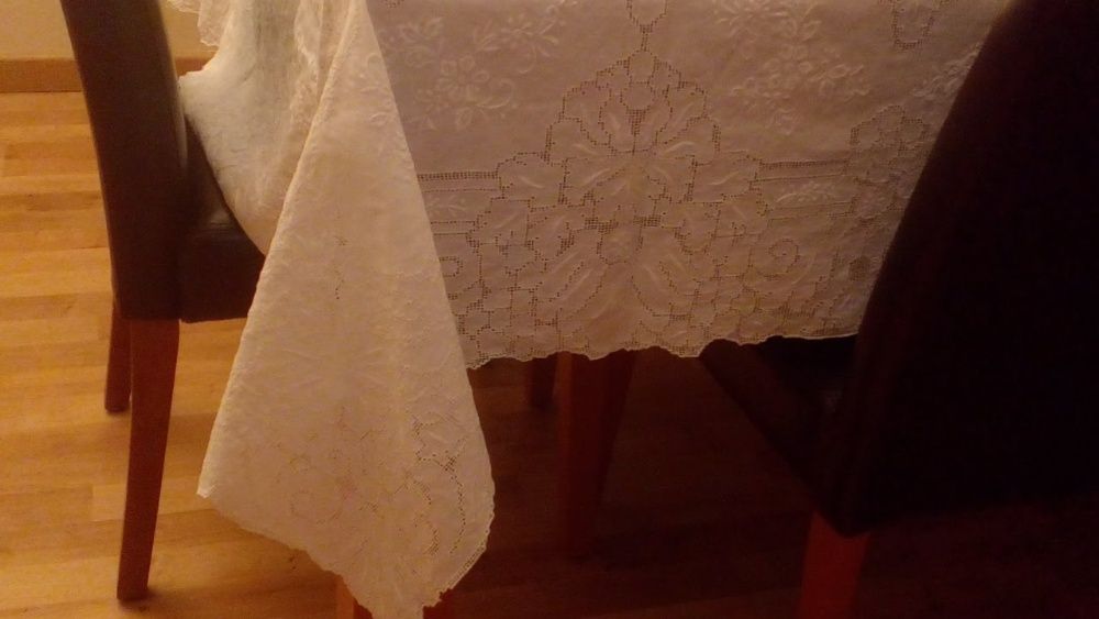 Toalha de mesa meio linho bordado à mão