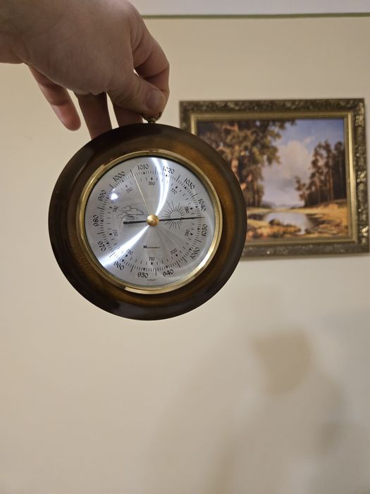 Барометр настінний