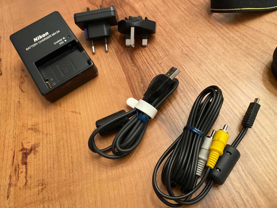 Máquina fotográfica Nikon D5100 + objectiva 18-105mm + acessórios