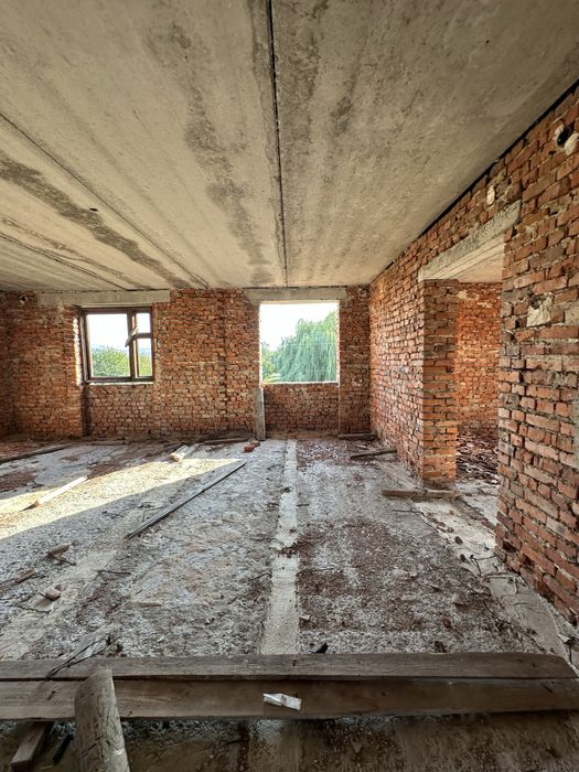 Будинок біля центрального озера м. Надвірна