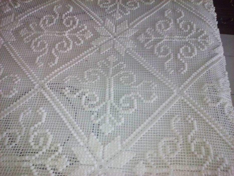 Colcha de renda com a flor do Liz tudo feito à mão.