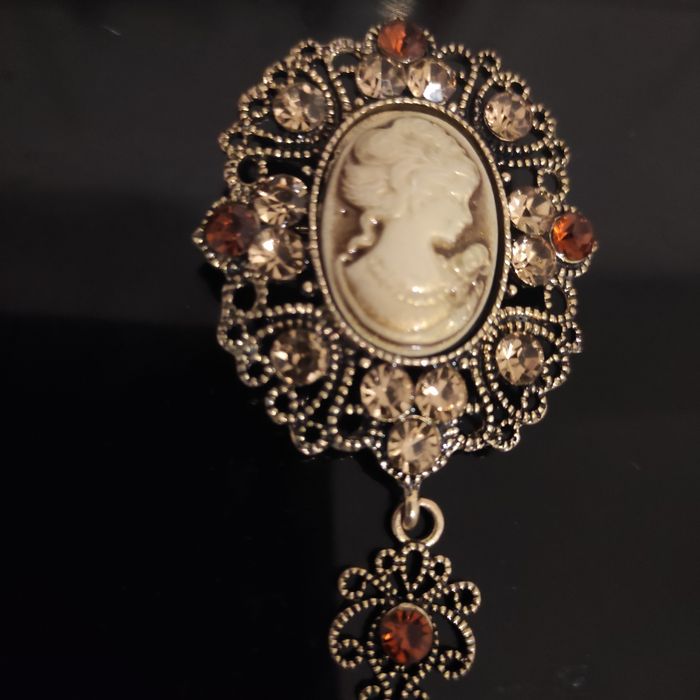 Sprzedam piękną broszkę Kamea