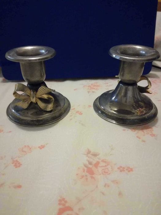 2 castiçais em casquinha com laço dourado